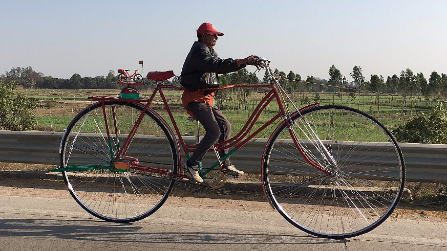 Meet Sheru Rikshaw Wala, the Samajwadi Party’s biggest fan. (Photo: <b>The Quint</b>)