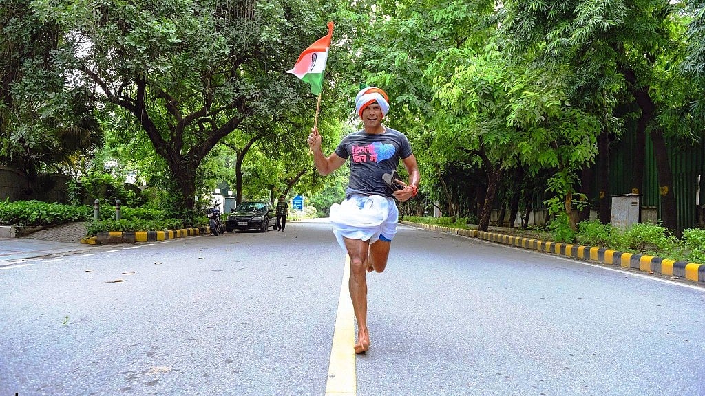 Milind Soman is giving us a complex with his fitness game. (Photo Courtesy: Facebook/<a href="https://www.facebook.com/519378534858179/posts/1091486157647411/">Milind Soman</a>)