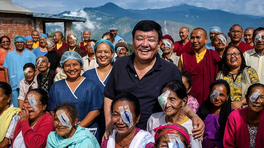 Dr Sanduk Ruit with his patients. (Photo Courtesy: <a href="http://act.seenow.org/sign/champions/?source=DrRuitIndia">See Now</a>)