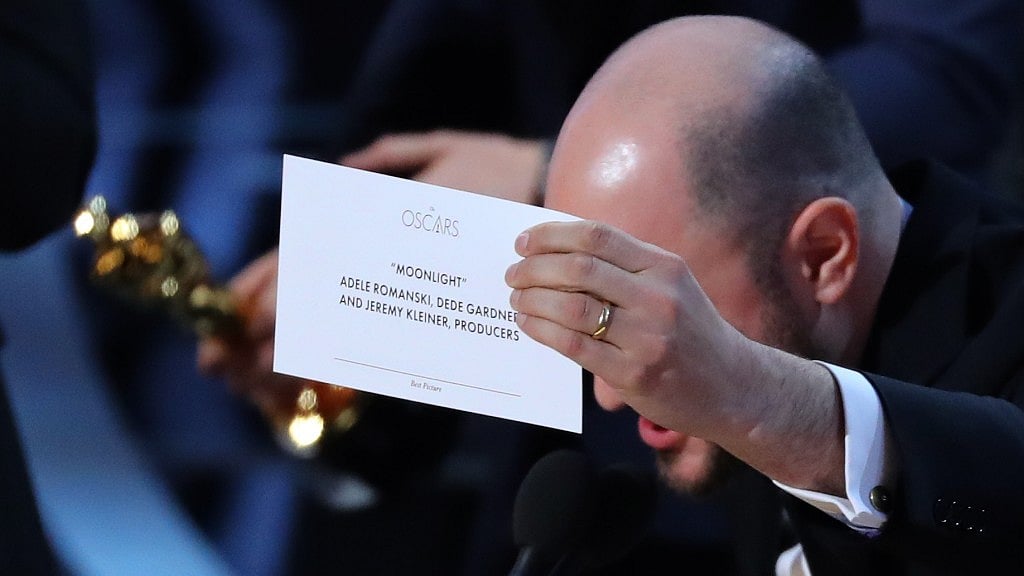 The producer of <i>La La Land</i> holds up the right card. (Photo: Reuters)