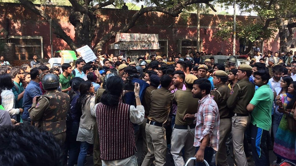 The clashes come a day after a two-day long seminar organised by Ramjas College had to be cancelled after ABVP members protested against the participation of JNU student Umar Khalid. (Photo: Abhilash Mallick/<b>The Quint</b>)