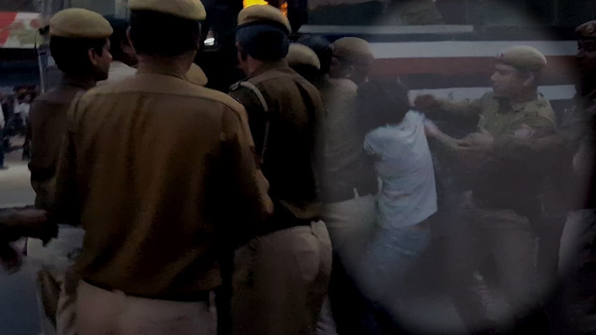 <b>
The Quint</b> caught policemen on tape beating up this woman protester. (Photo: <b>The Quint</b>)
