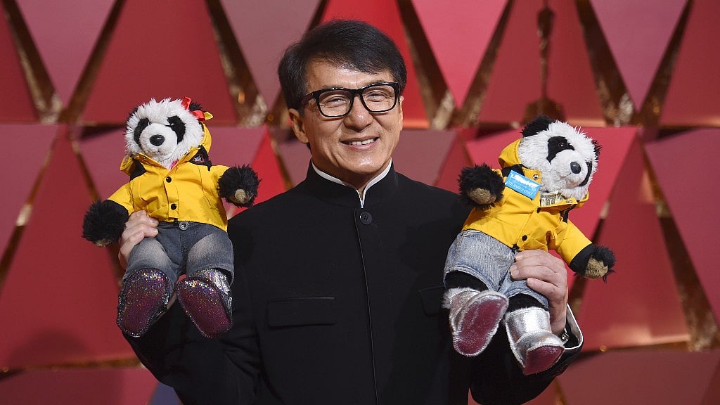 Jackie Chan walks Oscars red carpet with two ‘awwdorable’ panda bears. (Photo: AP)