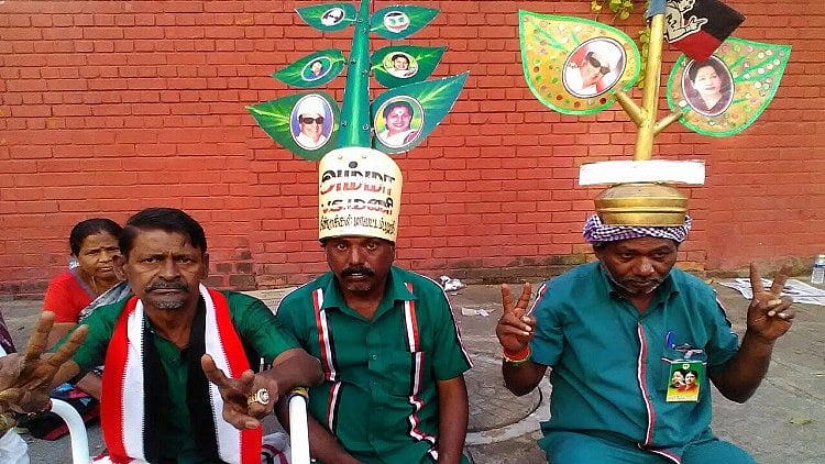 There are people who have camped at Poes Garden for days together. (Photo Courtesy: <a href="http://www.thenewsminute.com/article/she-will-do-what-amma-did-us-say-sasikalas-supporters-poes-garden-57230">TheNewsMinute</a>)