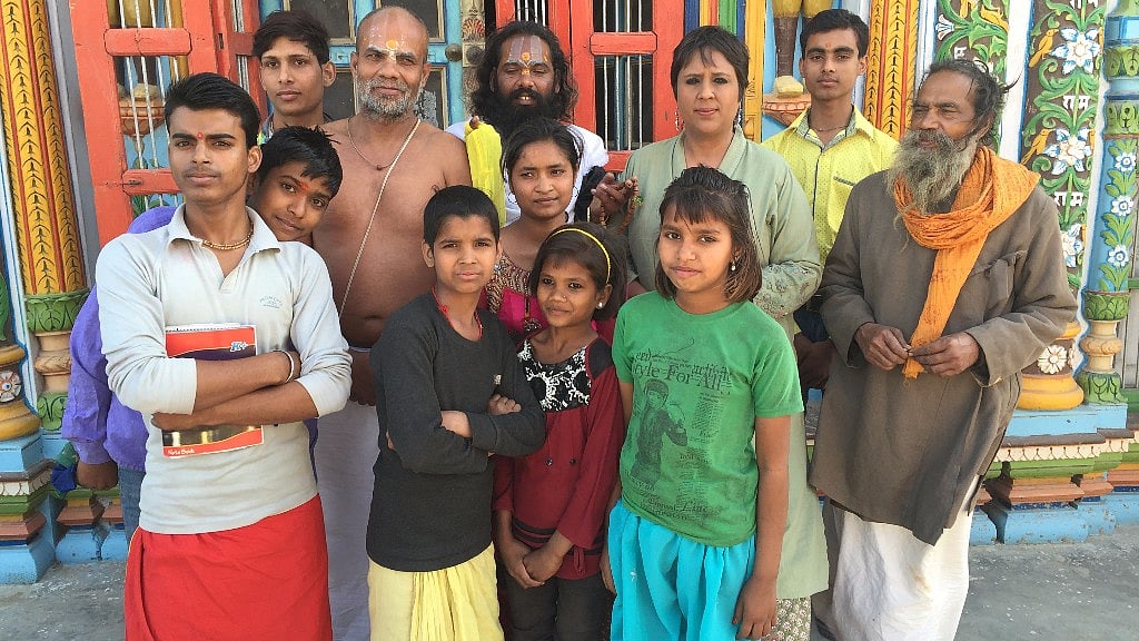 Barkha talks to Ayodhya priests about whether the city can move past mandir and masjid. (Photo: <b>The Quint</b>)