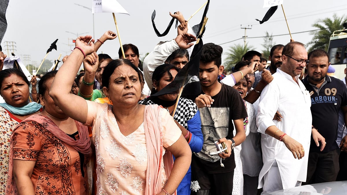 Mahila Congress workers stage a demonstration against Delhi Chief Minister and AAP leader Arvind Kejriwal in Amritsar on 25 September 2016. (Photo: IANS)