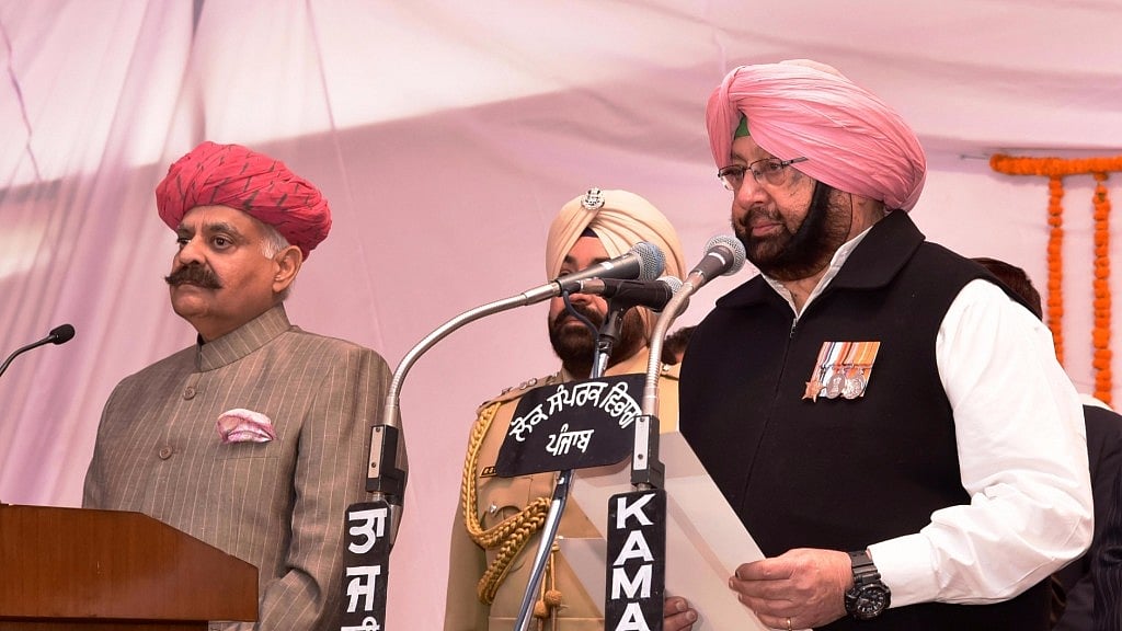 Punjab Governor VP Singh administer the oath to Captain Amarinder Singh as Chief Minister of Punjab during the swearing in ceremony in Chandigarh on 16 March 2017. (Photo: IANS)