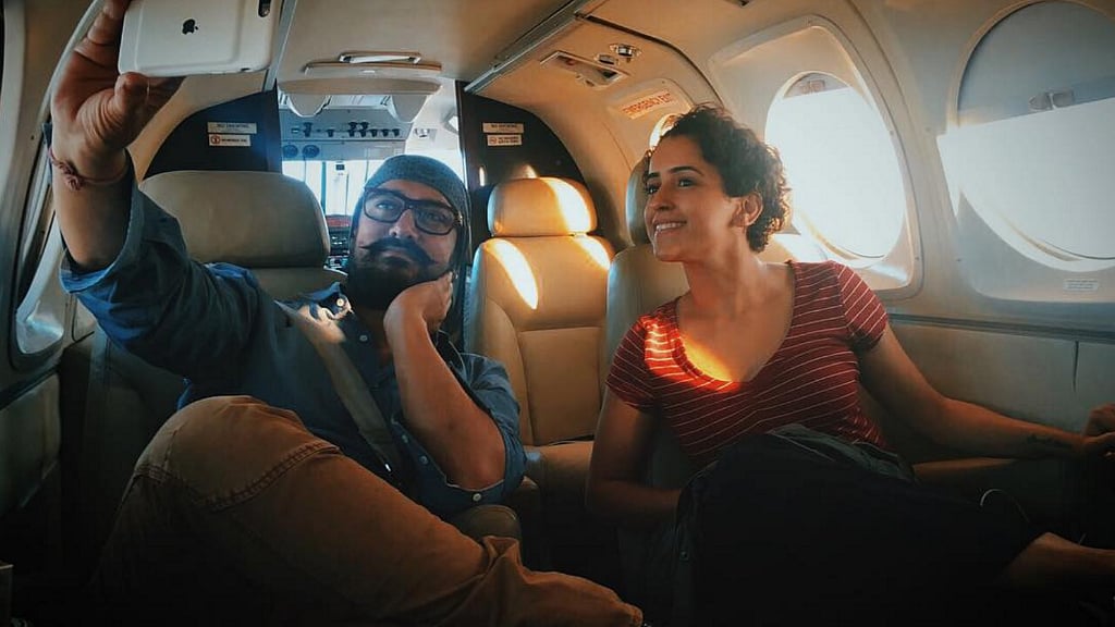 Aamir Khan and Sanya Malhotra click a selfie high up in the air. (Photo courtesy: <a href="https://www.instagram.com/p/BNG-N06gnO2/?taken-by=sanyamalhotra_&hl=en">Instagram/@sanyamalhotra_</a>)