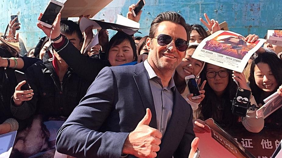 Hugh Jackman surrounded by fans. (Photo courtesy:<a href="https://www.facebook.com/HughJackman/photos/a.174754789253168.44275.167633226631991/1351899941538641/?type=3&amp;theater"> Facebook/ HughJackman</a>)