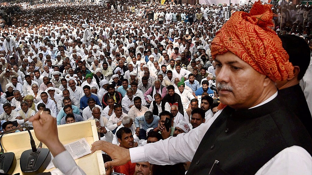  All India Jat Aarakshan Sangarash Samiti (AIJSS) leader Yashpal Malik at a rally in Jantar Mantar, New Delhi on Thursday. Jat community members have been protesting for quota in jobs and education. (Photo Courtesy: PTI)