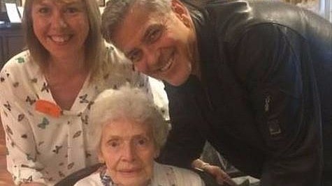 George Clooney visits a care home to meet his 87-year-old fan. (Photo Courtesy: Facebook/<a href="https://www.facebook.com/photo.php?fbid=1478752132136519&set=a.490134917664917.127514.100000052381406&type=3&theater">Linda Jones</a>)
