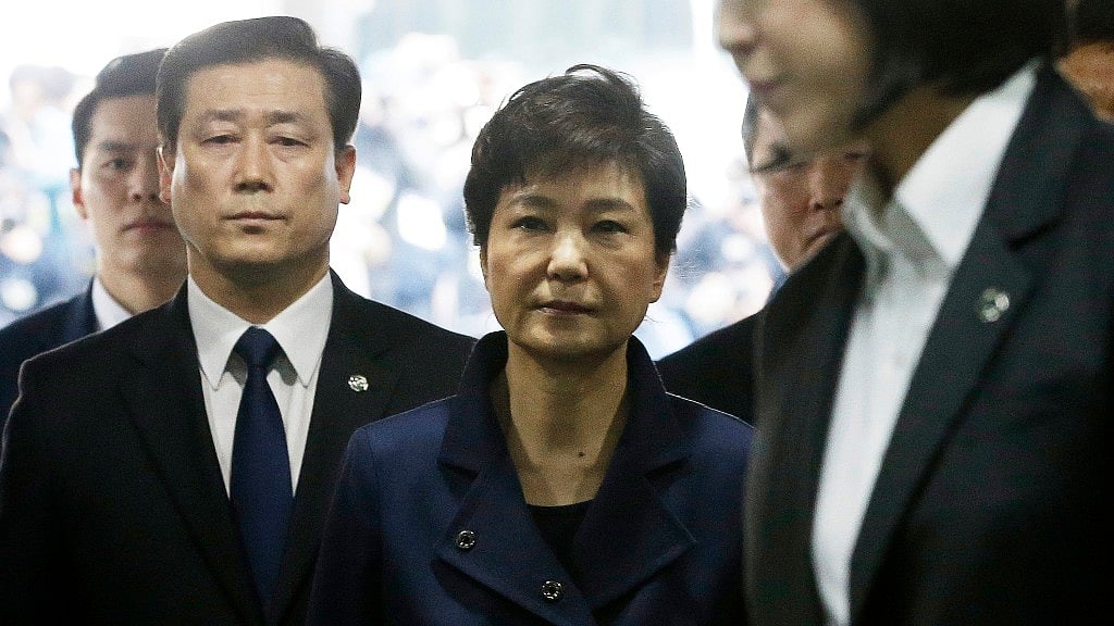 Ousted South Korean President Park Geun-hye, center, arrives at the Seoul Central District Court for hearing on a prosecutors’ request for her arrest for corruption, in Seoul, South Korea. (Photo: AP)