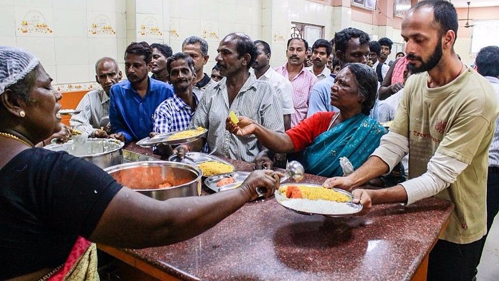 Following Jayalalithaa’s example, The Chief Minister Siddaramaiah announced that 198 such canteens will serve breakfast and lunch for Rs 5 and Rs 10 respectively. (Photo Courtesy: <i>The News Minute</i>)