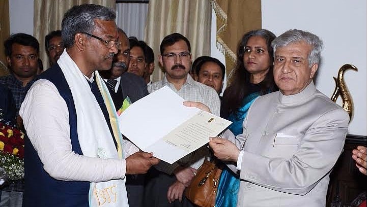 Trivendra Singh Rawat (<i>left</i>) with Uttarakhand Governor Krishna Kant Paul (<i>right</i>). (Photo Courtesy: Twitter/<a href="https://twitter.com/ANI_news/status/842758783940091906">ANI</a>)