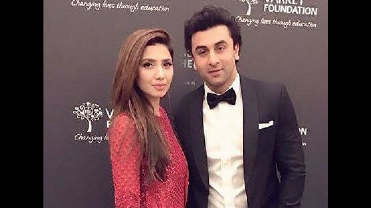 Mahira Khan with Ranbir Kapoor. 
