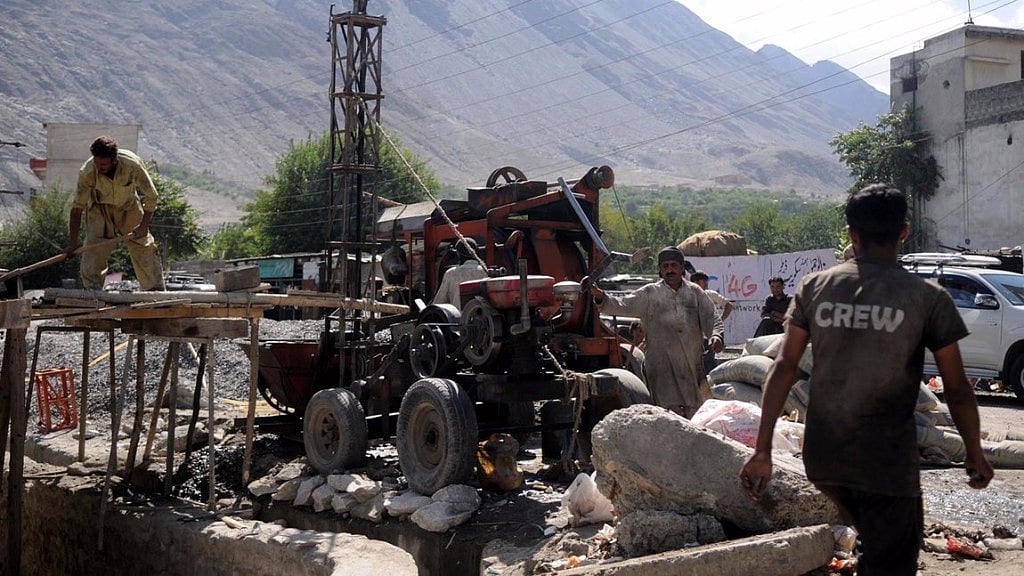 Pakistani labourers work at a construction site in northern Pakistan’s Gilgit, 31 August 2015. (Photo: IANS)
