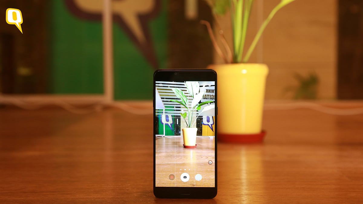 Samsung C9 Pro is a good smartphone with a big screen, but can it rival OnePlus 3T? (Photo: Shiv Kumar Maurya/<b>TheQuint</b>)