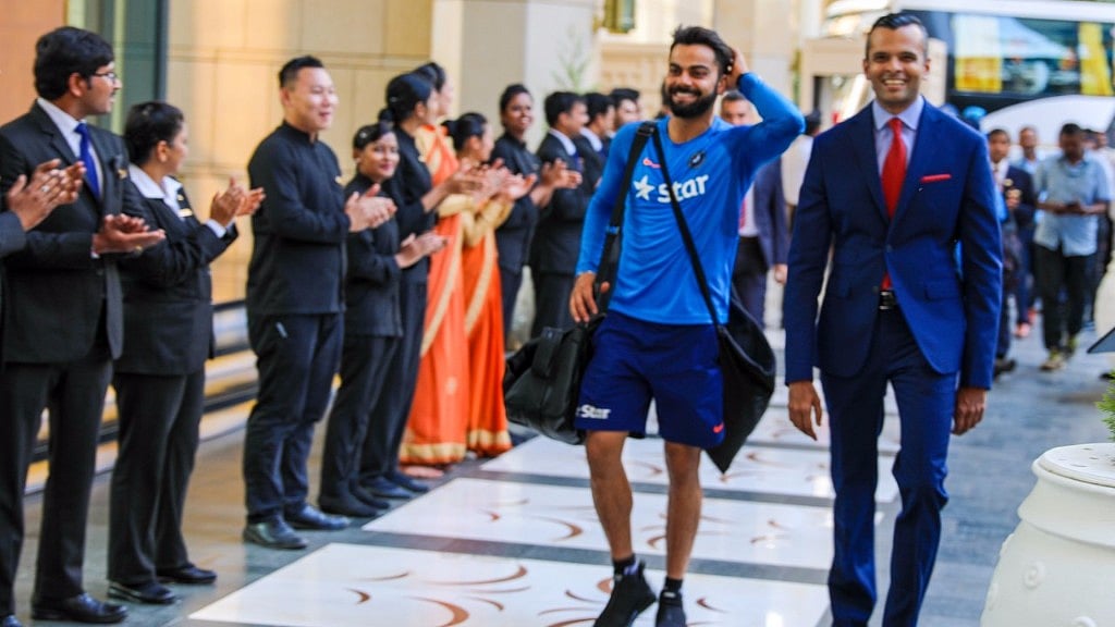 Indian skipper Virat Kohli makes a stylish entry followed by his teammates at their victorious return. (Photo Courtesy: <em>Nivedith Gajapathy)</em>