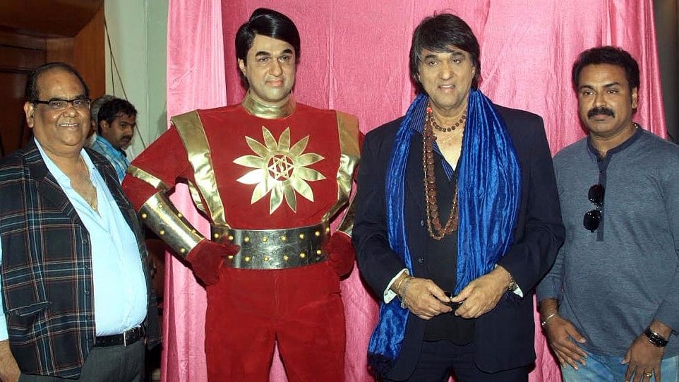 Mukesh Khanna unveils the Shaktimaan statue. (Photo courtesy: Twitter/AryemanBTadka)