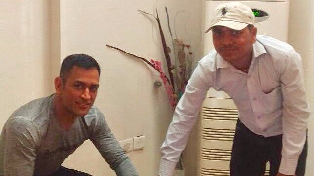 MS Dhoni updating his Aadhaar information. (Photo Courtesy: Twitter/ <a href="https://twitter.com/CSCegov_">CSCeGov</a><a href="https://twitter.com/help/verified">Verified account</a>)