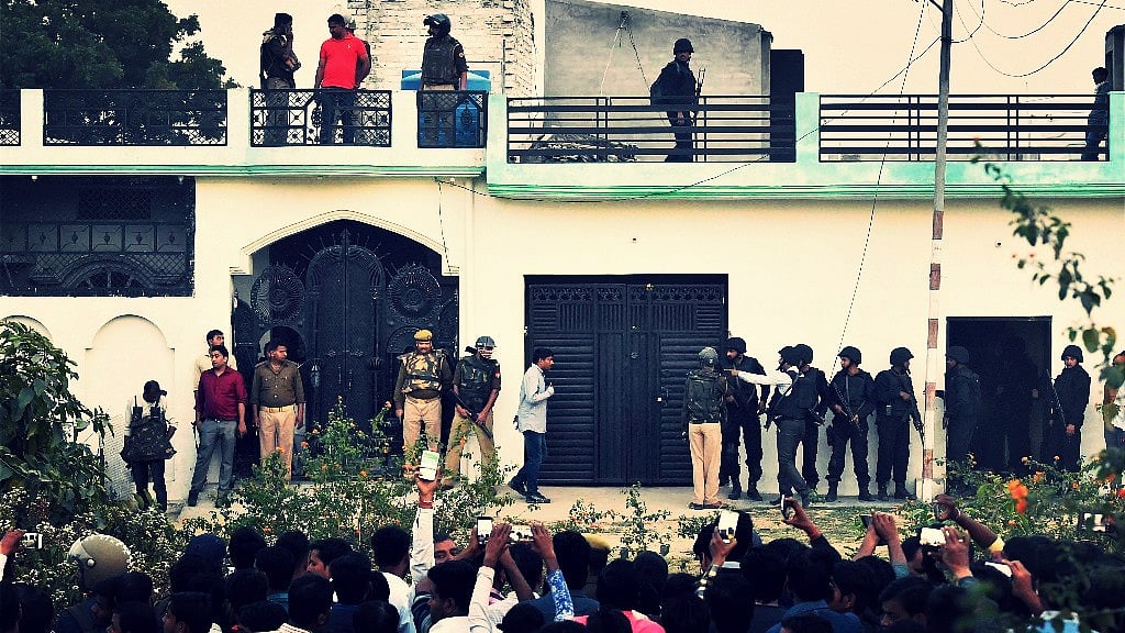 Uttar Pradesh ATS personnel during their operation against a suspected terrorist in the Thakurganj area of Lucknow on Tuesday. (Photo: PTI)