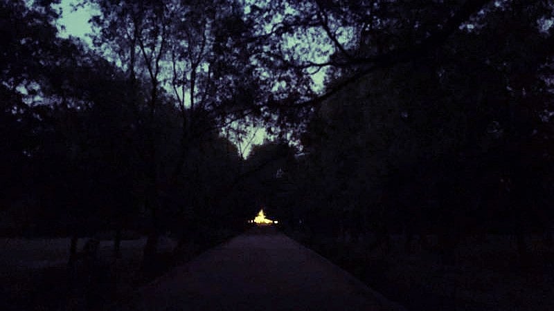 Picnic Hut park in Ashok Vihar where senior journalist Aparna Kalra was attacked has no lights and no security. (Photo: Maanvi/<b>The Quint</b>)
