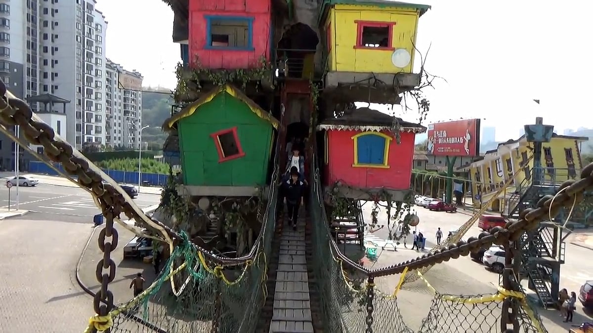Public toilet in China (Photo: Ruptly)