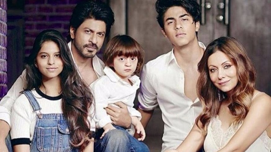 Shah Rukh Khan in a family frame with wife, daughter and sons. (Photo courtesy: Twitter/BollySpy)