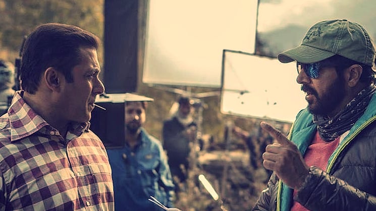 Salman Khan and Kabir Khan make kids from the actor’s residential building record a fun promo for <i>Tubelight</i>. (Photo courtesy: <a href="https://www.instagram.com/p/BL41JLBDfD0/?taken-by=kabirkhankk&amp;hl=en">Instagram/@kabirkhankk</a>)