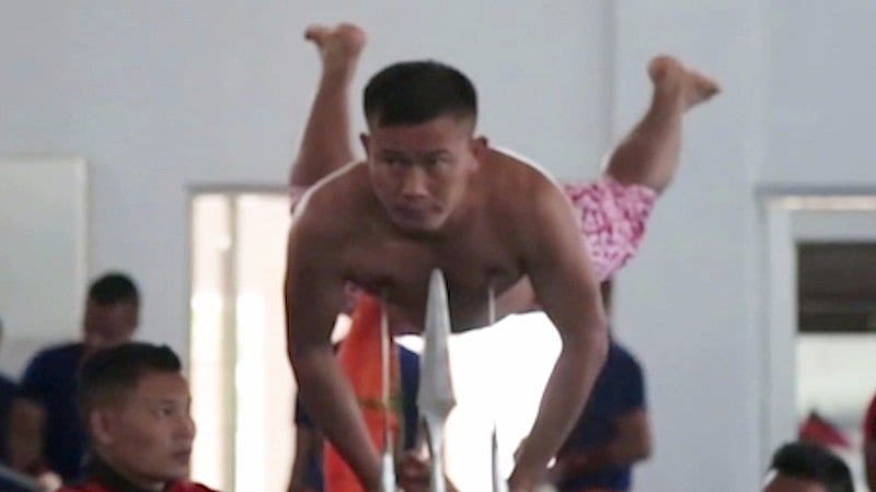 Acrobat from Shillong demonstrates brave skills (Photo: AP Screengrab)