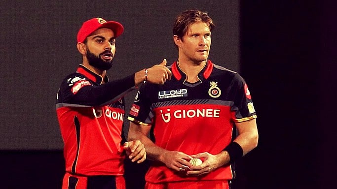 Virat Kohli (L) chats with Shane Watson (R) during the match against Rising Pune Supergiant. (Photo: BCCI)