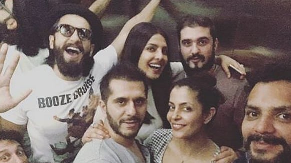 The <i>Dil Dhadakne Do</i> reunion selfie. (Photo courtesy: <a href="https://www.instagram.com/p/BTN6t7ygcJb/?taken-by=priyankachopra">Instagram/ priyankachopra</a>)
