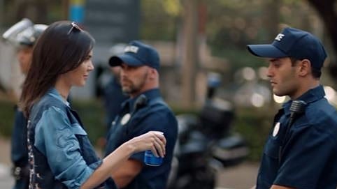 Kendall Jenner, the youngest member of the Kardashian-jenner clan, is in a soup. (Photo: <a href="https://www.youtube.com/watch?v=PCEm21aTh5Q">YouTube</a> Screengrab)