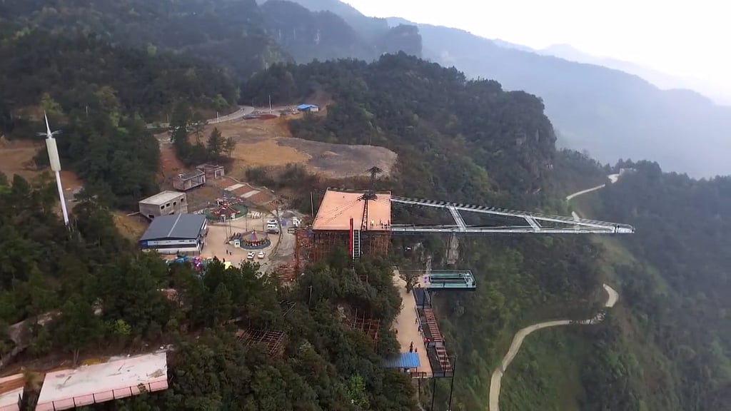 80-metre-long glass skywalk in China (Photo: Ruptly)