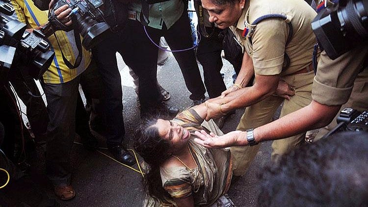 Jishnu Pranoy’s mother being dragged by the cops. (Photo Courtesy: The News Minute)