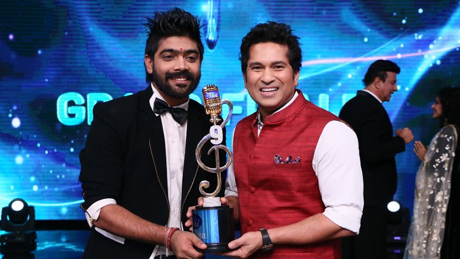 LV Revanth accepts the Indian Idol season 9 trophy from Sachin Tendulkar. (Photo courtesy: <a href="https://twitter.com/BhatiaVarshu/status/848606729814380544">Twitter/@<b>BhatiaVarshu</b></a>)