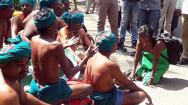 Farmers from Tamil Nadu protest at Jantar Mantar. (Photo Courtesy: The News Minute)