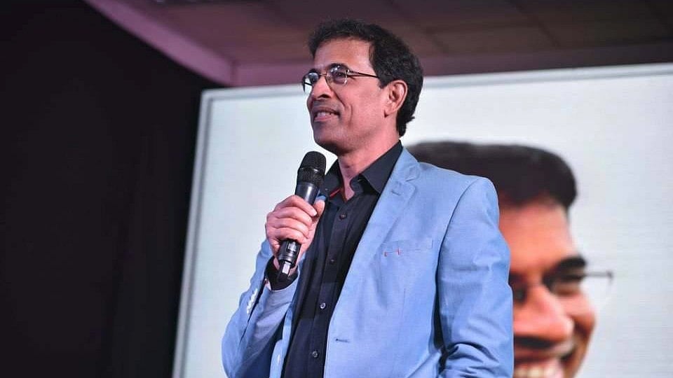Harsha Bhogle addressing the audience. (Photo Courtesy: <a href="https://www.facebook.com/pg/bhogleharsha/photos/?ref=page_internal">Facebook/Harsha Bhogle</a><a href="https://www.facebook.com/394303300699971/photos/733055716824726/"></a>