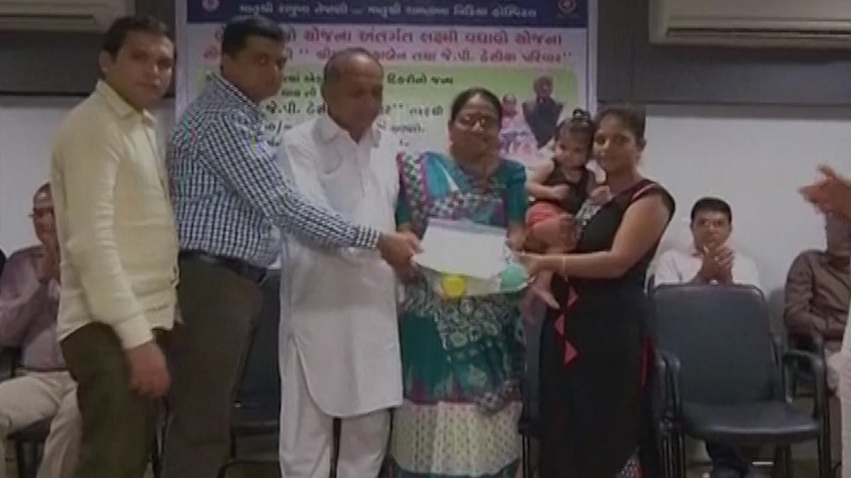 Surat Diamond Association Health Committee issues bonds to girl children (Photo: ANI screengrab)