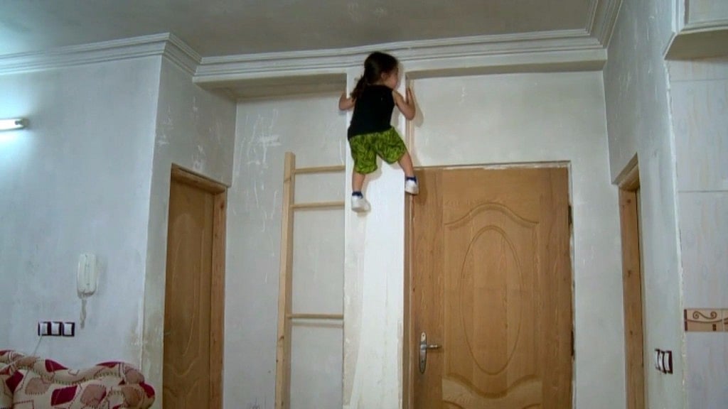 Three-year-old scaling walls (Photo: Ruptly screengrab)