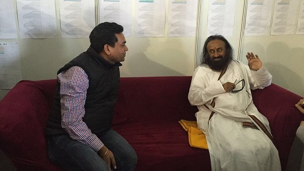 Delhi Water Minister Kapil Mishra (left) and Pandit Sri Sri Ravi Shankar (right). (Photo: Twitter/<a href="https://twitter.com/KapilMishraAAP?ref_src=twsrc%5Egoogle%7Ctwcamp%5Eserp%7Ctwgr%5Eauthor">@KapilMishraAAP</a>)