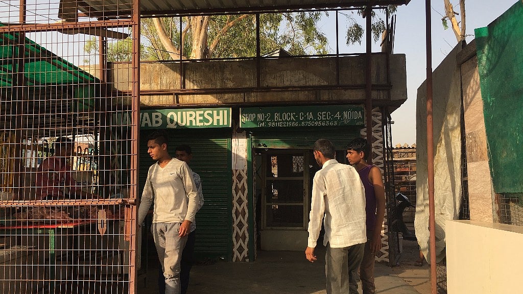 A meat shop reopens in Noida after a month’s closure (Photo: Anthony Rozario/<b>The Quint</b>)