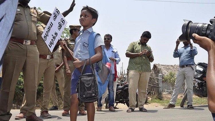 (Photo Courtesy: <a href="http://www.thenewsminute.com/article/tiny-protester-tamil-nadu-meet-7-yr-old-akash-who-shut-down-wine-shop-2-hours-60691">The News Minute</a>)