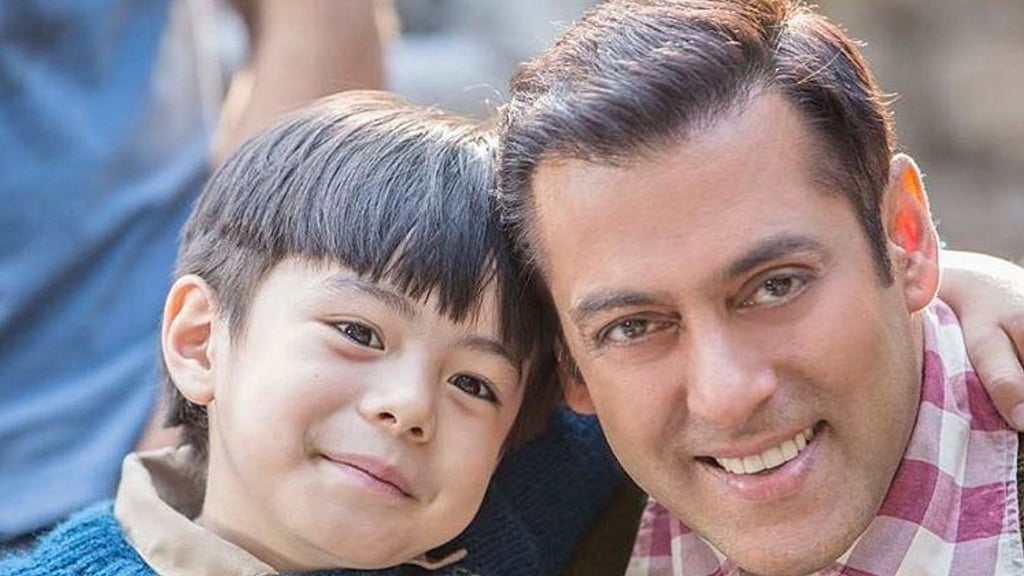 Salman Khan with his little <i>Tubelight</i> co-star. (Photo courtesy: <a href="https://www.instagram.com/p/BPnksXkjats/?taken-by=beingsalmankhan&hl=en">Instagram/@beingsalmankhan</a>)