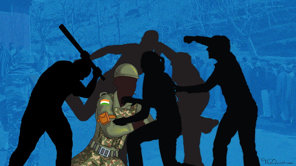 Kashmiri youth assault CRPF Jawans (Photo: <b>The Quint</b>)