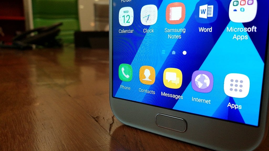 A7’s 5.7-inch Super AMOLED display is one of the best in its class. (Photo: <b>The Quint</b>)