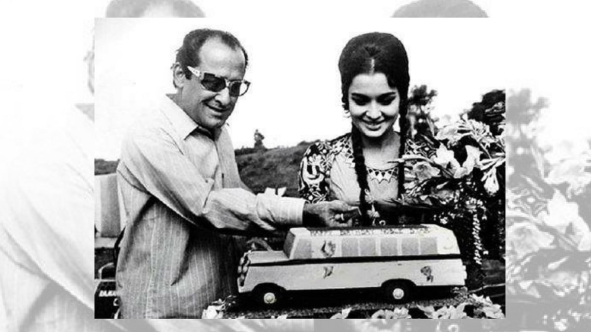 A rare still of Nasir Hussain with Asha Parekh on the sets of <i>Caravan</i>. (Photo courtesy: <a href="https://www.facebook.com/FilmiGaane/photos/p.854012038054386/854012038054386/?type=1&amp;opaqueCursor=AboVb3MK3oXUhKbk-T8ig2Wy93GOEcqB2TPeGSl3mI7gOMeTN_GF-wLbrcOaCOyukNj1_EYjtwQgoVX6s_BRohzZrE66Q-fLyEox3xuqMnQlpzz4uLaMqyc5CA8ye_wFLH6bxHIlEAnQKSNuqnnN7Ugq6cDsIr1XRTo8RRz8U9h2cOEGLNJ0e9WzBbsQP8wmqa-YZyS_26am3FRb7YraR9LDNdImpwIpM-FeO2ao_xhRyxk9Bu7sldfEuj6tW1s65IObP8ofb9BHhhh9D6pmpmKPplh3V8_q3Giy0QDuN97tP3hg4vd6-tfX8t-huTN72RKUBlhZge5eNIa_DRDzfwcXE9aoC_ajG1nzMSfQJtMFf2I1l9PlmHW-uybJZsgJ1Na4fojslDW4W0k9TvXs1HwN28WpXQSLgVB99Va6D_jDOixqktFW7hP8k4qKpSJHWaI&amp;theater">Facebook/ FilmiGaane</a>)