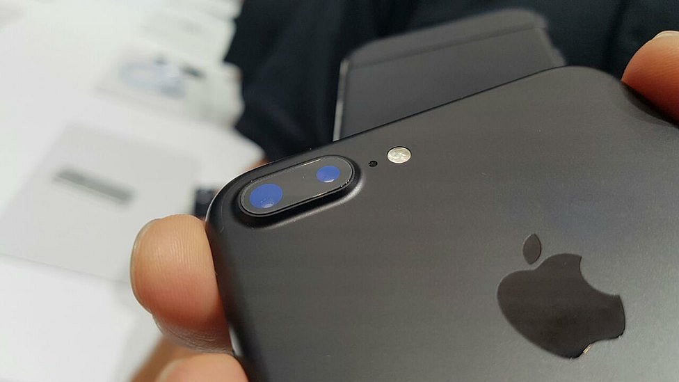 iPhone 7 Plus available with heavy discounts on Flipkart. (Photo: <b>The Quint</b>)