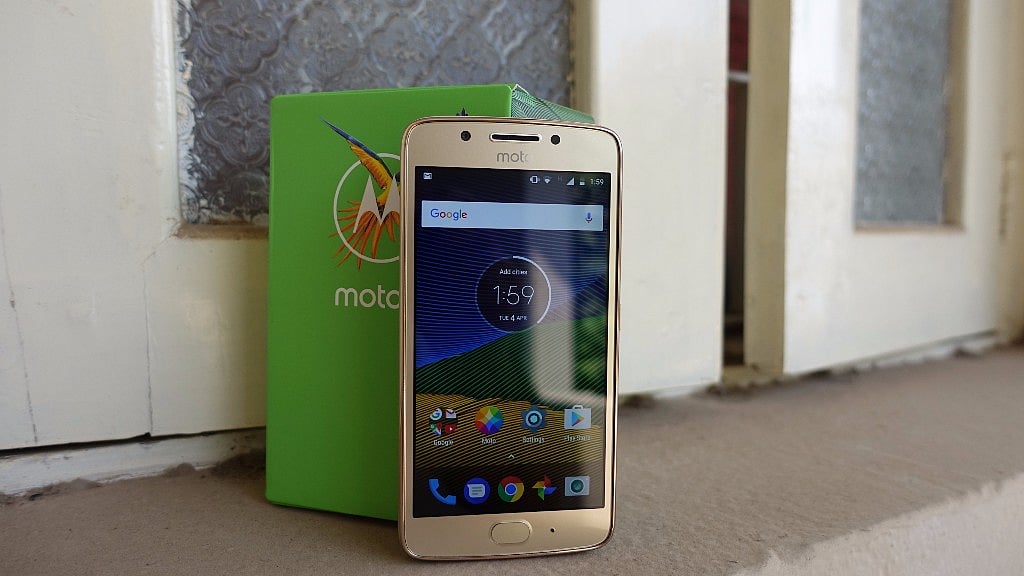 Moto G5 is the smaller sibling of Moto G5 Plus. (Photo: <b>The Quint</b>/<a href="https://twitter.com/2shar">@2shar</a>)
