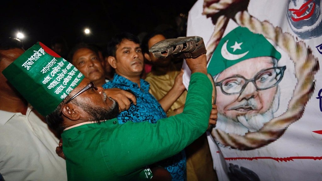 A Bangladeshi man celebrates the execution of a Jamaat-e-Islami leader outside Dhaka’s central jail in 2016. Image used for representational purpose. (Photo: AP)